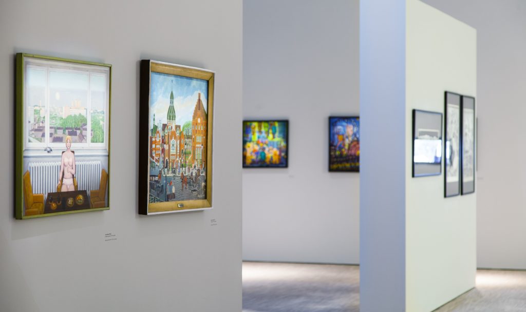 Kolorowe obrazy, z kolekcji Muzeum Śląskiego, wiszą na ścianach.