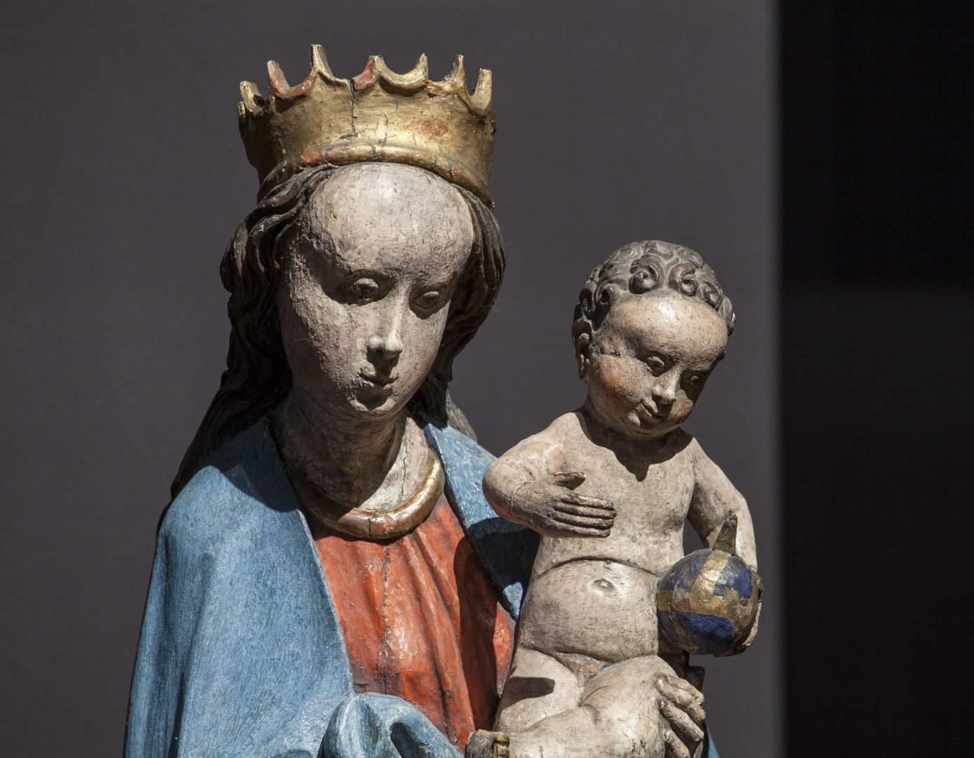 Figura przedstawiająca matkę boską z dzieciątkiem na rękach.