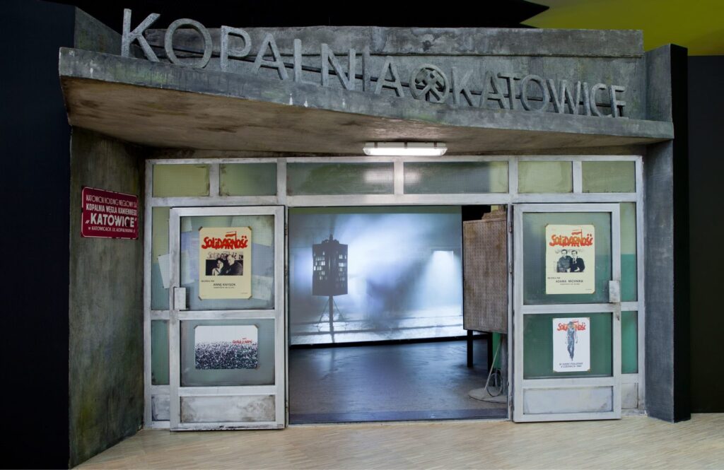 Wejście na ekspozycje muzealną ,,Światło historii. Górny Śląsk na przestrzeni wieków''. Całość ma przypominać wejście do kopalni.
