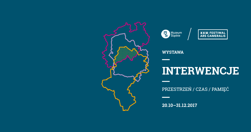 Plakat promujący wystawę ,,Interwencje. Przestrzeń, czas, pamięć''.