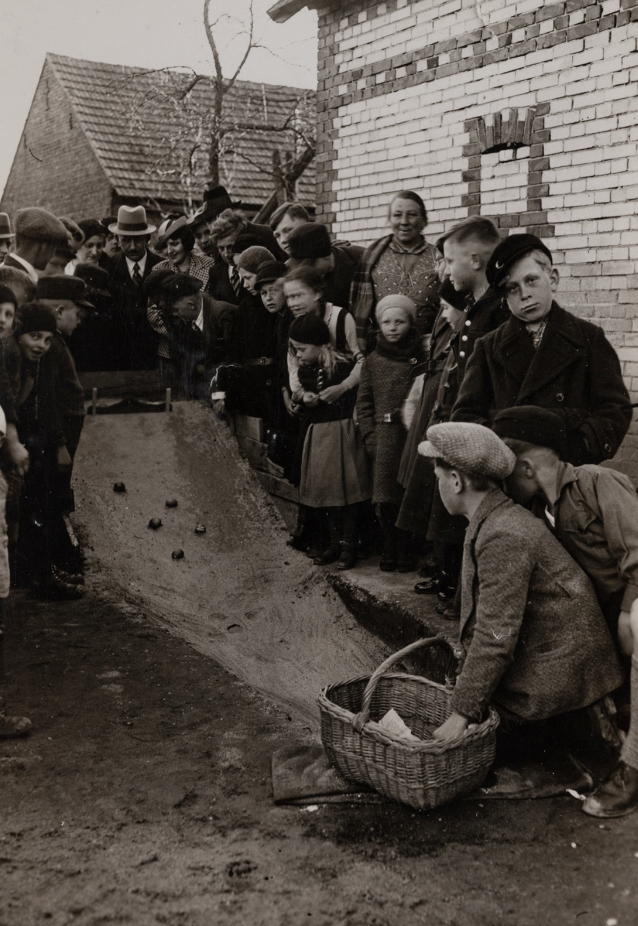 Wielkanocna zabawa w kulanie jajek, Kujakowice Górne (powiat kluczborski), 1936 r., rep. W. Szołtys, archiwum Muzeum Górnośląskiego w Bytomiu