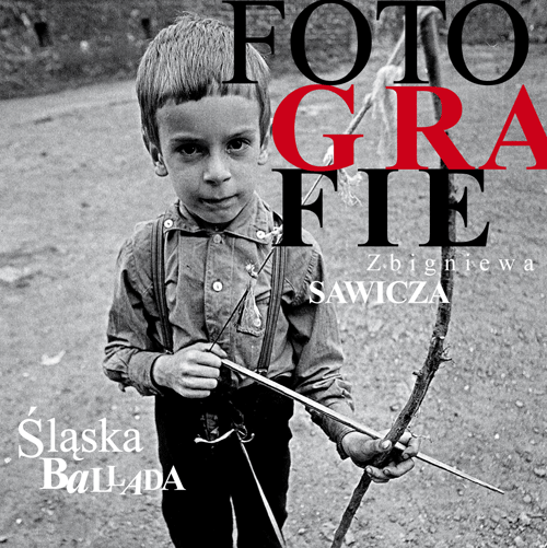 Grafika promująca ,,Śląska ballad - fotografie Zbigniewa Sawicza''. Chłopiec napina łuk i jest gotowy do strzału.