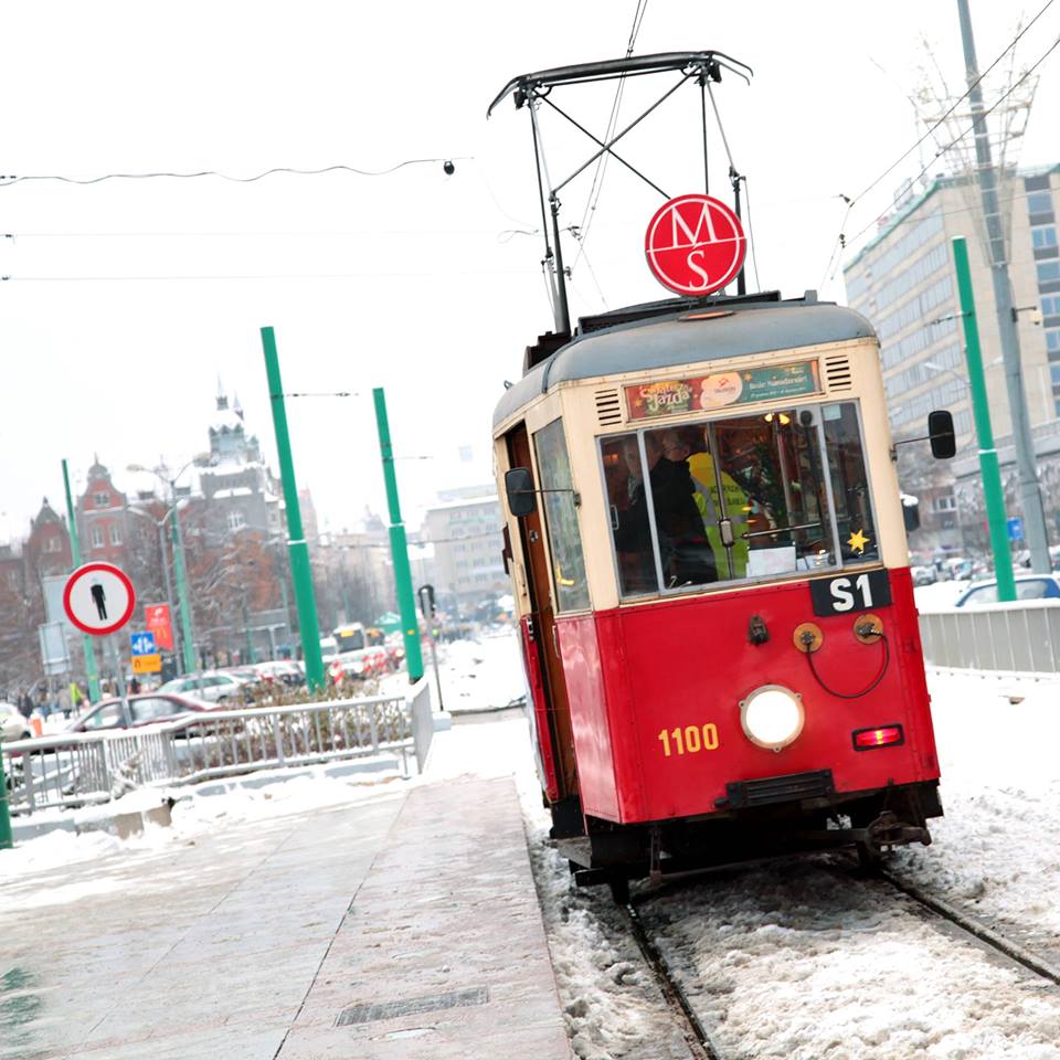 Jadący tramwaj w centrum miasta.