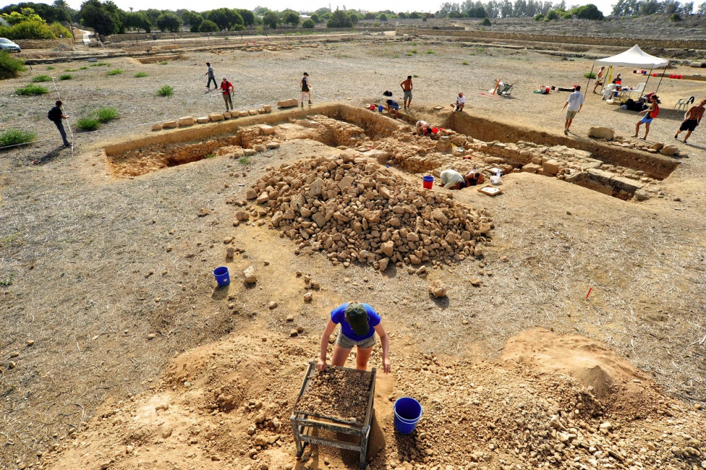 Archeolodzy pracują na wykopalisku.