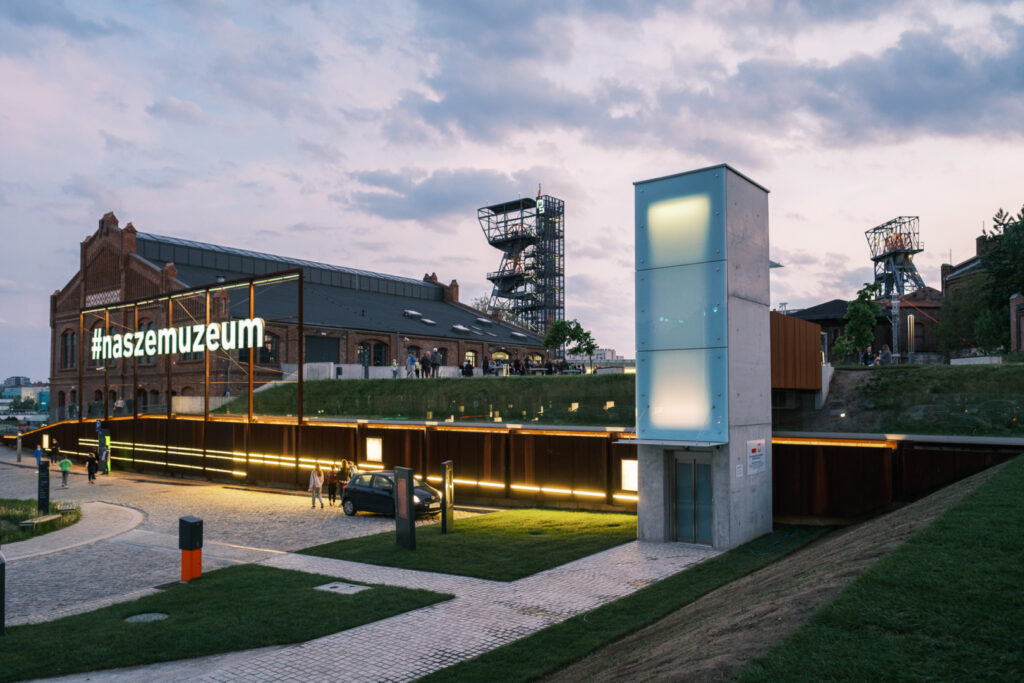 Winda łącząca parking naziemny z terenem północnym.