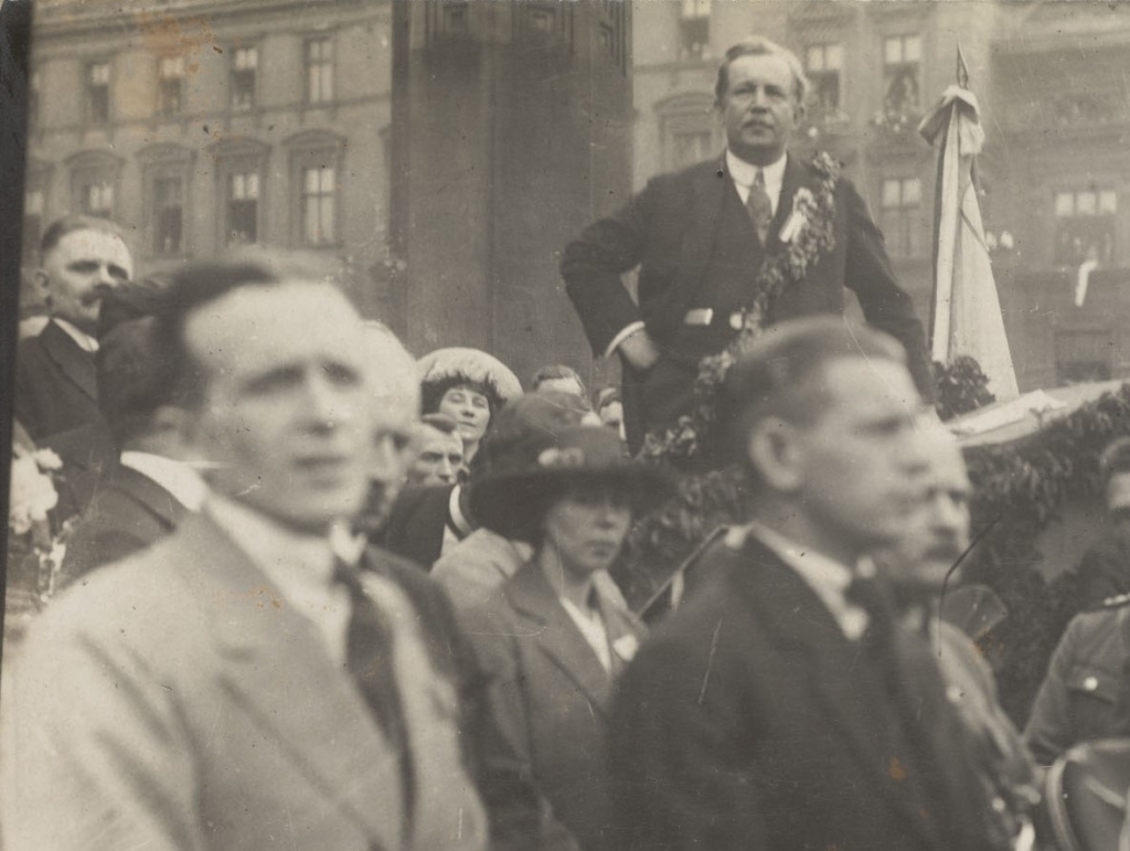 Wojciech Korfanty w otoczeniu ludzi w czasie parady.