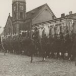 Żołnierze na koniach, w czasie zgromadzenia na placu głównym.