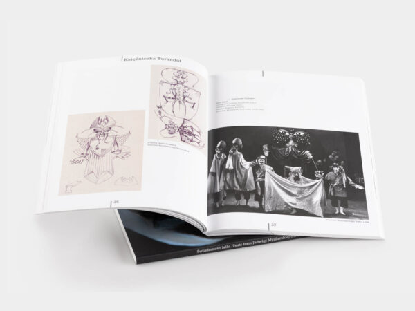 Otwarty katalog wystawy ,,Świadomość lalki. Teatr form Jadwigi Mydlarskiej‑Kowal''. Na lewej stronie dwa obrazki przedstawiają projekty strojów teatralnych, na stronie prawej zdjęcie zrobione w czasie spektaklu.