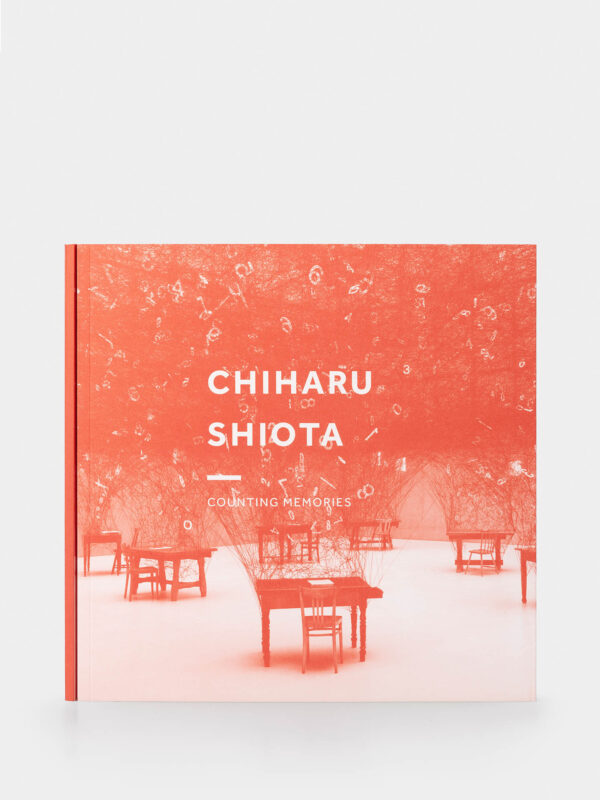 Katalog wystawy Chiharu Shiota ,,Counting Memories''.
