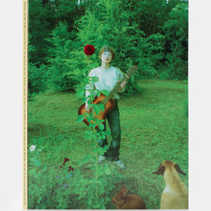 Publikacja ,,Duchy natury i inne bajki'', na okładce kobieta pali papierosa i gra na gitarze w lesie, w prawym rogu przygląda jej się pies oraz królik.