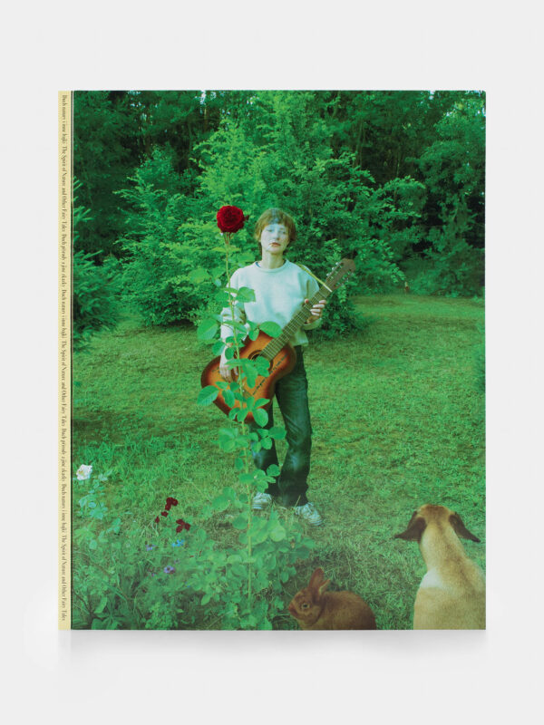 Publikacja ,,Duchy natury i inne bajki'', na okładce kobieta pali papierosa i gra na gitarze w lesie, w prawym rogu przygląda jej się pies oraz królik.