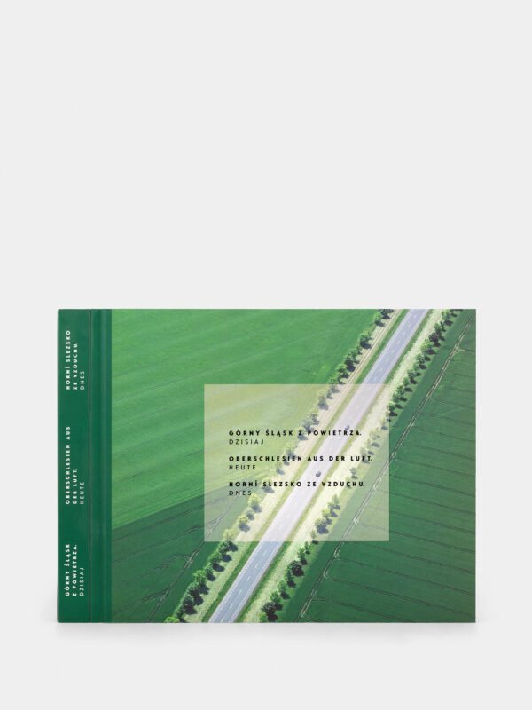 Książka ,,Górny Śląsk z powietrza. Dzisiaj''. Okładka przedstawia drogę oraz zielone pola.
