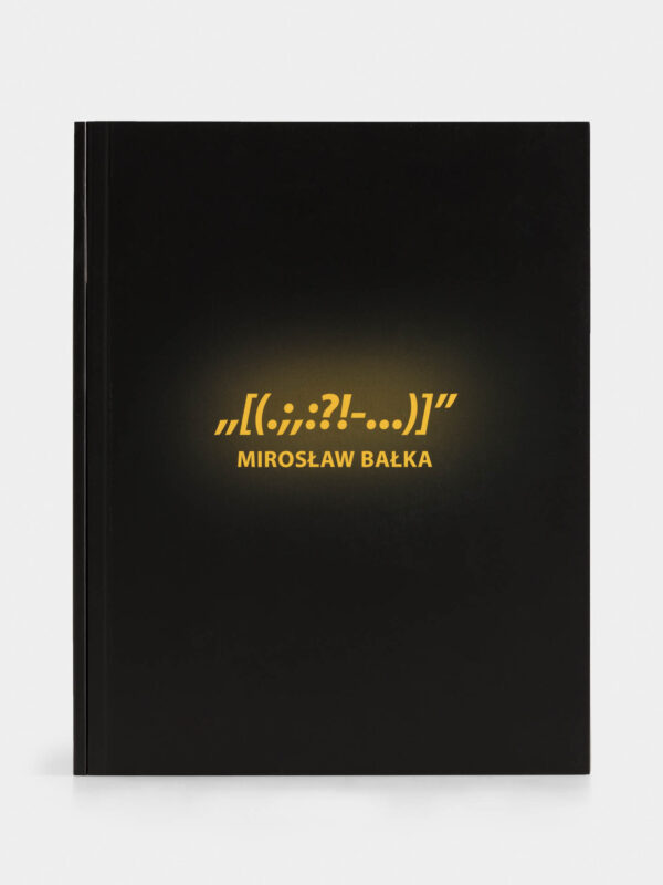 Czarna okładka katalogu wystawy „[(.;,:?!-...)]” Mirosław Bałka, napis w kolorze żółtym.
