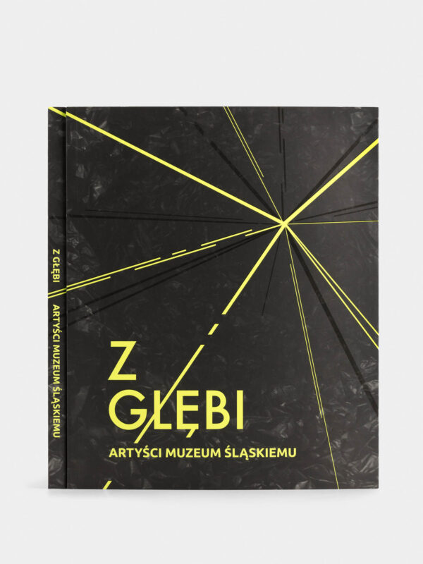 Czarna okładka katalogu wystawy, z neonowym, zielonym napisem ,,Z głębi. Artyści Muzeum Śląskiemu''.