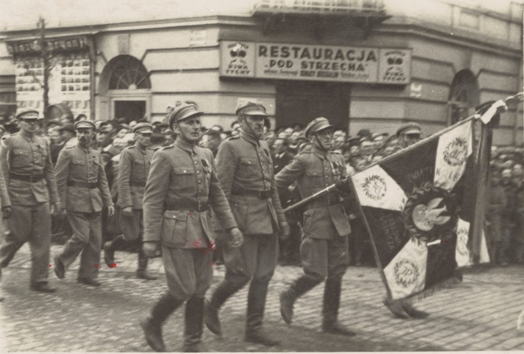 Weterani Legionów Polskich biorą udział w defiladzie wojskowej.