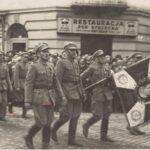 Weterani Legionów Polskich biorą udział w defiladzie wojskowej.