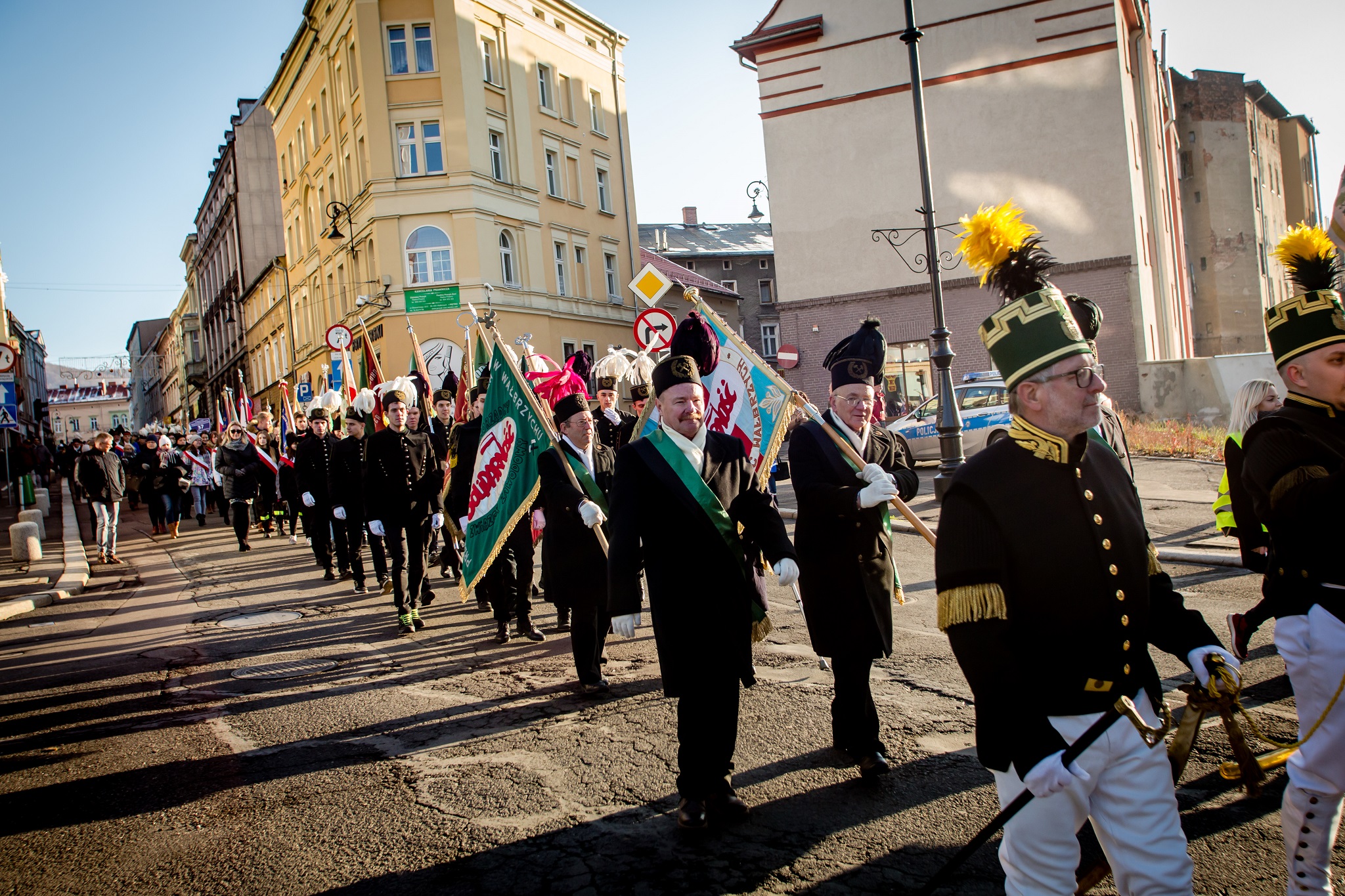 Parada górnicza idąca ulicami miasta.