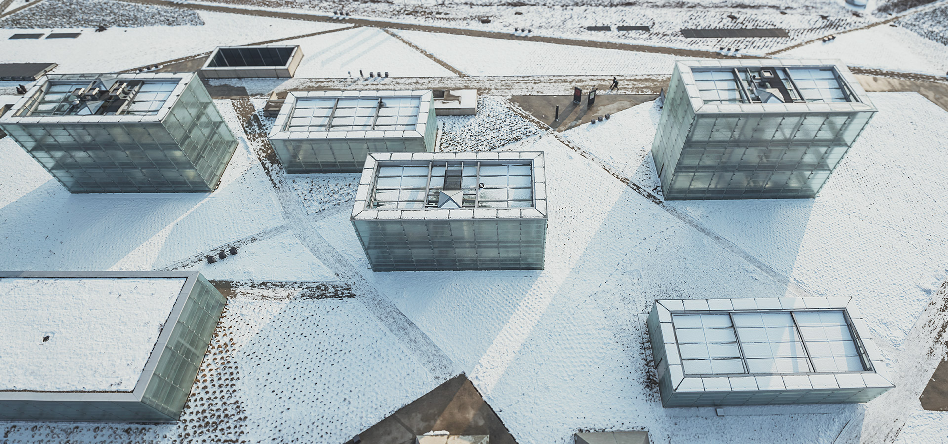 widok na zaśnieżone szklane budynki muzeum z wieży widokowej