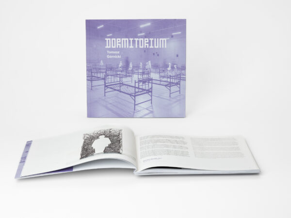 Dwa katalogi. Jeden zwrócony przodem, prezentuje fioletową okładkę, drugi leży poniżej, jest otwarty na fragmencie tekstu (po prawej) oraz grafice (po lewej).