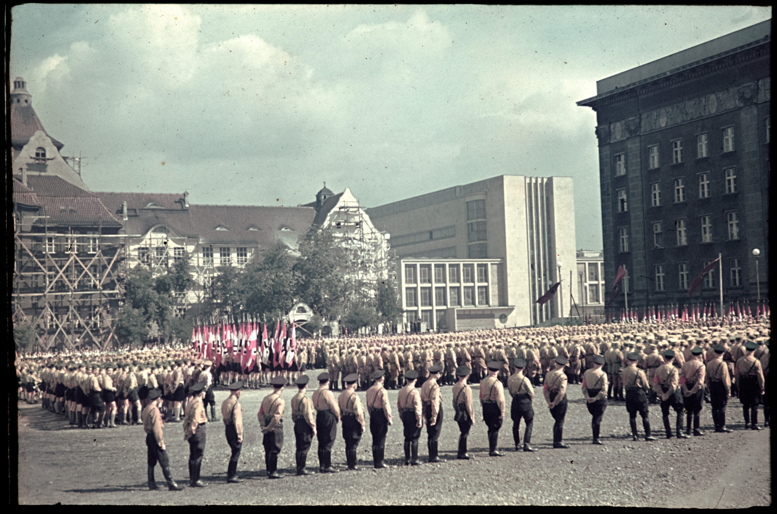 diapozytyw z września 1940 roku, przedstawiający ukończony gmach Muzeum Śląskiego projektu Karola Schayera (wzniesiony w latach 1936–1939). Zdjęcie wykonano podczas uroczystości przed dzisiejszym placem Sejmu Śląskiego
