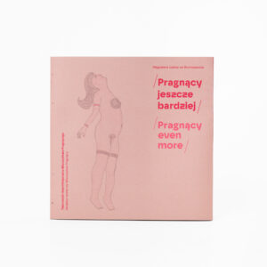 Okładka katalogu wystawy, widziana od przodu. Kolorystyka pomiędzy brudnym różem a odcieniami łososiowymi. Tytuł katalogu widoczny z prawej strony, z lewej reprodukcja jednaj z ilustracji Mieczysława Pragnącego: naga kobieta z długimi włosami, unosząca bardzo wysoko głowę, pokazana lekko po skosie.